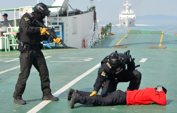 [서울포토] 해양대테러 훈련서 테러범 제압하는 해경특공대원들