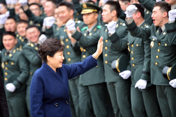 박근혜 대통령이 4일 오후 충남 계룡대에서 열린 2016 장교 합동임관식에서 기념촬영을 함께한 임관장교들의 환호에 손을 들어 답하고 있다.  청와대사진기자단