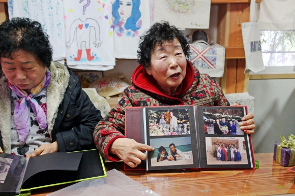 젊은 시절 찍은 자신의 사진을 설명하고 있는 ‘향교리 할머니 아티스트’.