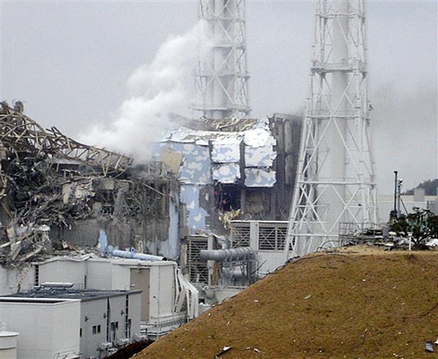 후쿠시마 원전 4호기가 파괴된 사진.  AP 연합뉴스