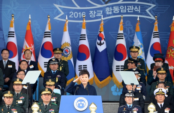 [서울포토] ‘2016년 장교합동입관식’ 거수경례 하는 朴대통령
