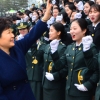 새내기 장교 합동 임관식에 간 朴대통령, 6003명 모두와 28차례 걸쳐 ‘찰칵찰칵’