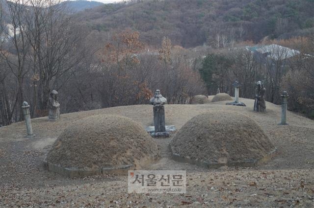 흥국사에서 500m 남짓 떨어진 덕흥대원군의 무덤.