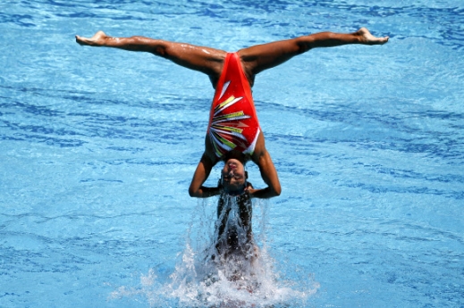 완벽한 바디라인 뽐내며… ‘물속 요정’ 싱크로나이즈드 스위밍