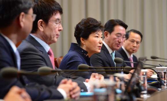 박근혜 대통령이 7일 청와대에서 열린 수석비서관회의에서 모두발언하고 있다.  청와대사진기자단