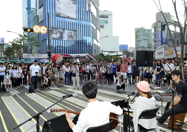 지난해 서대문구 거리 공연 프로그램에 참가했던 예술가들이 신촌 연세로에서 노래를 하고 있다.  서대문구 제공