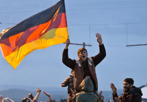독일 국기 흔들며 국경개방을 요구하는 난민 