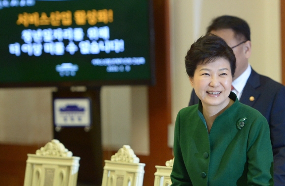 박근혜 대통령이 8일 청와대에서 열린 서비스산업 관계자 간담회에 참석하고 있다.   안주영 기자 jya@seoul.co.kr