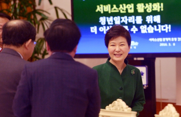 박근혜 대통령이 8일 청와대에서 열린 서비스산업 관계자 간담회에 참석하고 있다.   안주영 기자 jya@seoul.co.kr