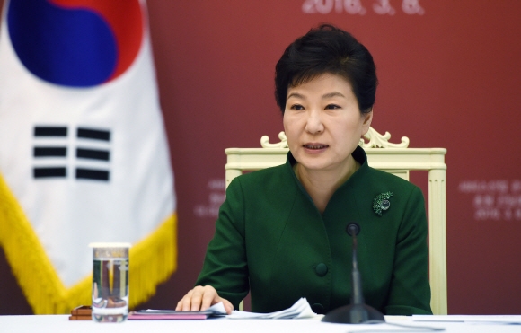 박근혜 대통령이 8일 청와대에서 열린 ’서비스산업 관계자 간담회’에서 모두 발언을 하고 있다.  안주영 기자 jya@seoul.co.kr
