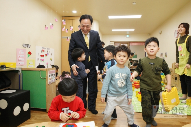 이필우 안양시장이 어린이집을 방문, 아이들과 즐거운 시간을 보내고 있다. 안양시 제공 