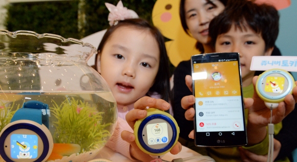 8일 오후 서울 용산구  LG유플러스에서 LG유플러스가 일본 통신사 KDDI와 공동 기획한 어린이용 웨어러블 기기 ‘쥬니버토키’ 출시행사에서 모델들이 포즈를 취하고 있다. 손목시계 형태의 웨어러블 기기로, 일본에서는 ‘마모리노워치’라는 이름으로 이달 말 출시된다. 김명국전문기자 daunso@seoul.co.kr