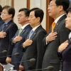[서울포토] 화상 국무회의 참석 장관들 국기에 대한 경례