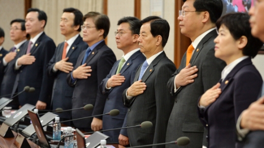 [서울포토] 화상 국무회의 참석 장관들 국기에 대한 경례