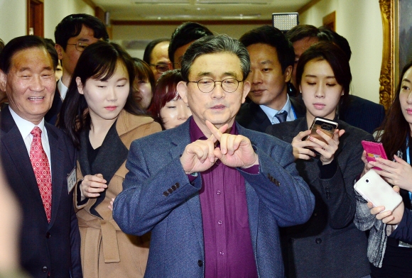 8일 서울 여의도 새누리당사에서 이한구 공천관리위원장이 기자들의 질문에 손가락으로 X 표시로 답하고 있다.  정연호 기자 tpgod@seoul.co.kr