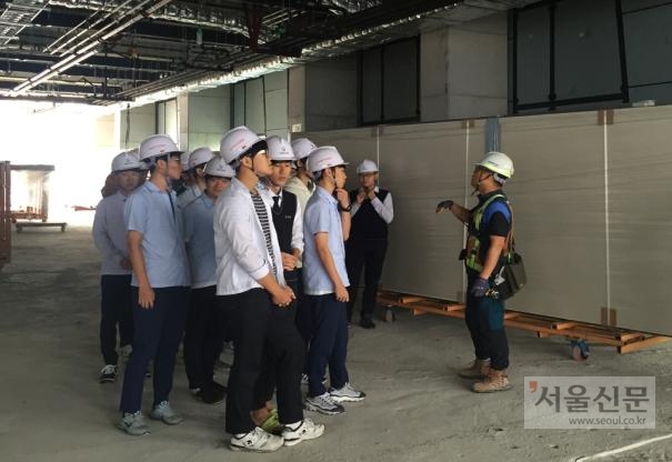 서울 용산구의 건축 직업 탐방 프로그램에 참여한 용산고등학교 학생들이 지난해 9월 용산호텔 신축 현장을 둘러보며 설계와 건축 과정에 대해 설명을 듣고 있다. 용산구 제공 