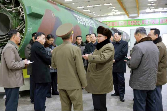 김정은 북한 국방위원회 제1위원장이 핵무기 연구 부문의 과학자, 기술자들을 만나 핵무기 병기화 사업을 지도하는 자리에서  ”핵탄을 경량화해 탄도 로켓에 맞게 표준화, 규격화를 실현했다”고 노동신문이 9일 보도 했다. 이 자리에는 인민군 대장인 김락겸 전략군사령관과 홍영칠ㆍ김여정 당 부부장이 동석했다.  연합뉴스