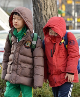 [서울포토] 꽃샘추위에 ‘춥다 추워~’