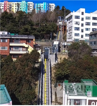 좌천동 안용복부산포개항관에서 증산공원까지 98ｍ 구간에 설치한 경사형 엘리베이터는 부산포개항가도 조성사업의 하나로 추진됐다. 지난 1일부터 운영하는 경사형 엘리베이터. 부산 동구 제공 