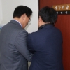 [서울포토] ‘들어가시면 안됩니다’ 저지당한 윤상현 의원