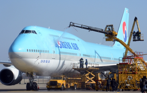 대한항공 직원들이 9일 오전 인천시 중구 인천국제공항 대한항공 인천 정비 격납고에서 봄을 맞아 항공기의 분진과 황사를 제거하기 위한 세척작업을 하고 있다.    2016.3.9  김명국전문기자 daunso@seoul.co.kr