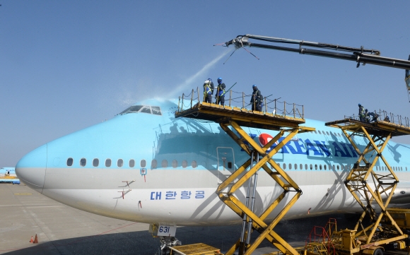 대한항공 직원들이 9일 오전 인천시 중구 인천국제공항 대한항공 인천 정비 격납고에서 봄을 맞아 항공기의 분진과 황사를 제거하기 위한 세척작업을 하고 있다.    2016.3.9  김명국전문기자 daunso@seoul.co.kr