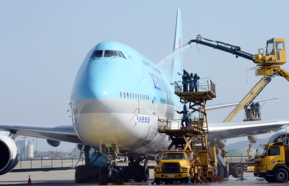 대한항공 직원들이 9일 오전 인천시 중구 인천국제공항 대한항공 인천 정비 격납고에서 봄을 맞아 항공기의 분진과 황사를 제거하기 위한 세척작업을 하고 있다.    2016.3.9  김명국전문기자 daunso@seoul.co.kr