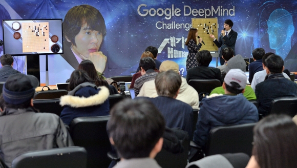 9일 서울 성동구 마장동 한국기원에서 바둑팬과 취재진이 이현욱 8단의 해설을 들으며 광화문 포시즌호텔에서 열리고 있는 구글 딥마인드 첼린지 이세돌 9단과 구글의 인공지능(AI) 알파고와의 첫번째 대국(1국) 중계방송을 시청하고 있다.  손형준 기자 boltagoo@seoul.co.kr