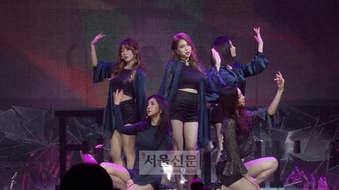 1년 만에 돌아온 걸그룹 피에스타(FIESTAR)가 신곡 ‘미러’(Mirror)의 무대를 선보이고 있다.