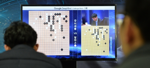 9일 서울 성동구 마장동 한국기원에서 바둑팬과 취재진이 이현욱 8단의 해설을 들으며 광화문 포시즌호텔에서 열리고 있는 구글 딥마인드 첼린지 이세돌 9단과 구글의 인공지능(AI) 알파고와의 첫번째 대국(1국) 중계방송을 시청하고 있다.  손형준 기자 boltagoo@seoul.co.kr