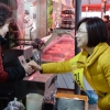[서울포토]김제남 정의당 은평을 예비후보, 대조시장에서 상인들과 인사