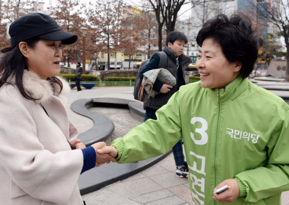 고연호 국민의당 은평을 예비후보가 연신네역 물빛공원에서 유권자와 인사를 나누고 있다.  2016.03.08 강성남 선임기자 snk@seoul.co.kr