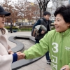 [서울포토]고연호 국민의당 은평을 예비후보, 유권자와 인사
