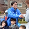 [서울포토]강병원 더민주당 은평을 예비후보, 유권자와 인사