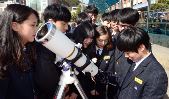 부분일식이 일어난 9일 경기도 용인시 수지고등학교에서 학생들이 천체망원경을 통해 일식을 관측하고 있다. 2016. 3. 9 정연호 기자 tpgod@seoul.co.kr