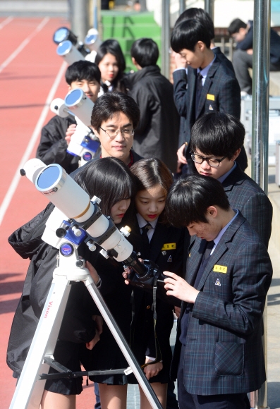 부분일식이 일어난 9일 경기도 용인시 수지고등학교에서 학생들이 천체망원경을 통해 일식을 관측하고 있다. 2016. 3. 9 정연호 기자 tpgod@seoul.co.kr