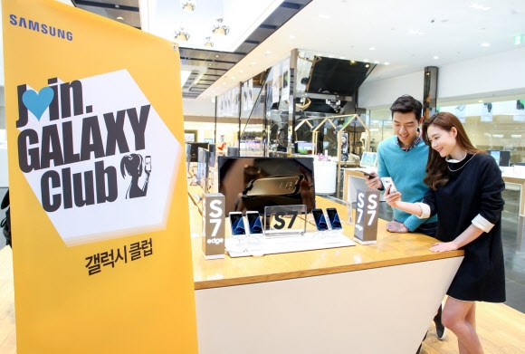 삼성전자 모델들이 9일 서울 서초구 삼성전자 딜라이트숍에서 소비자 혜택을 강화하는 프리미엄 업그레이드 프로그램 ‘갤럭시 클럽’을 소개하고 있다. 삼성전자 제공