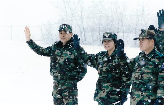 송명순(오른쪽) 예비역 준장이 2006년 육군 논산훈련소 연대장 시절 자대 배치를 받고 훈련소를 떠나는 신병들을 배웅하고 있다.