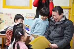 “육아, 혼자 하지 마세요” 짐 나누는 ‘할빠’ 구청장