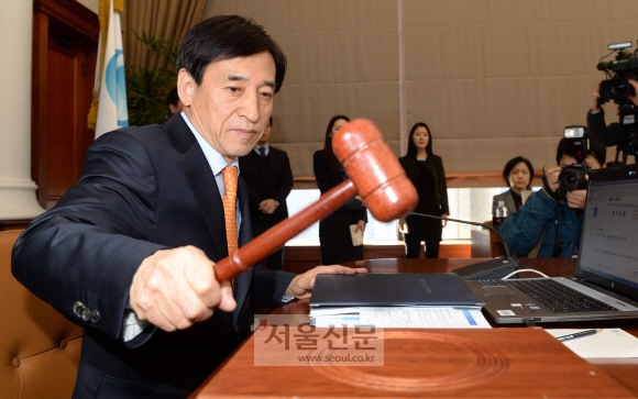 한국은행 기준금리 9개월째 연 1.5%로 동결. 이주열 한국은행 총재가 10일 서울 중구 한국은행 본점에서 열린 금융통화위원회의를 주재하고 있다. 2016.03.10. 박윤슬 기자 seul@seoul.co.kr