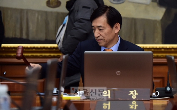 이주열 한국은행 총재가 10일 서울 중구 한국은행 본점에서 열린 금융통화위원회의를 주재하고 있다.  박윤슬 기자 seul@seoul.co.kr