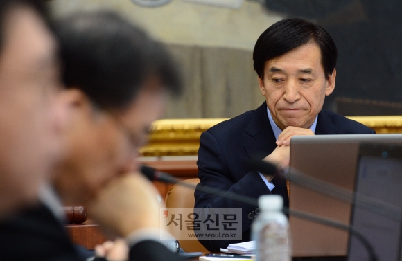 이주열 한국은행 총재가 10일 서울 중구 한국은행 본점에서 열린 금융통화위원회의에 참석해 생각에 잠겨있다. 2016.03.10. 박윤슬 기자 seul@seoul.co.kr