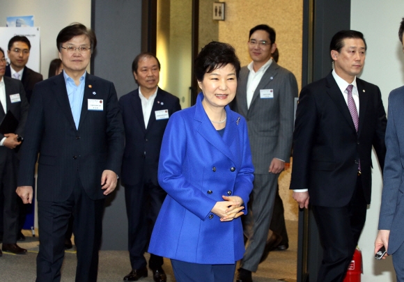 10일 오전 박근혜대통령이 대구창조경제혁신센터를 방문하기 위해 입장하고 있다. 이날 행사에는 최양희 미래창조과학부장관, 이재용 삼성전자부회장 등이 참석했다. 청와대사진기자단