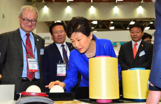 [서울포토] 박근혜 대통령, 2016 대구 국제섬유박람회 참석