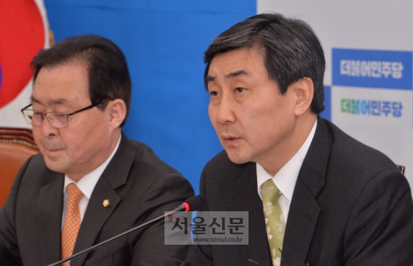 더불어민주당 이종걸 원내대표가 10일 국회에서 열린 정책조정회의에서 모두 발언을 하고 있다.  이종원 선임기자 jongwon@seoul.co.kr