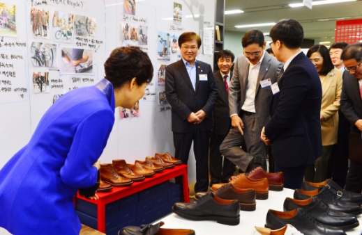 [서울포토] 구두 신는 이재용 삼성전자 부회장과 지켜보는 박 대통령