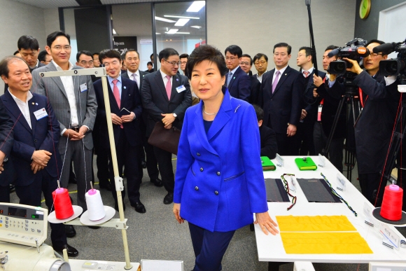 박근혜 대통령이 10일 오전 대구창조경제혁신센터를 방문해 입주기업 부스를 둘러보고 있다.  청와대사진기자단