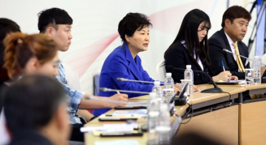 [서울포토] 박근혜 대통령, 스포츠 문화산업 비전 보고대회 참석