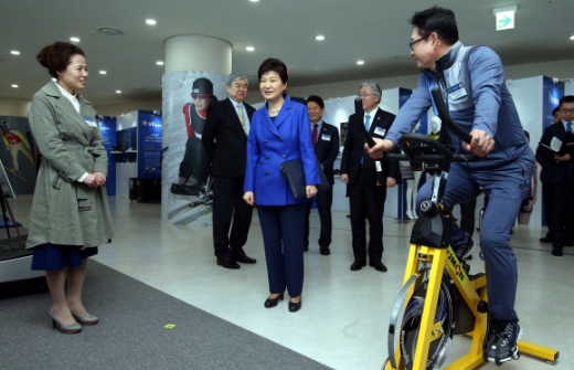 [서울포토] 전시관 둘러보는 박근혜 대통령