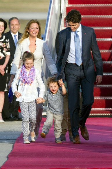 저스틴 트뤼도 캐나다 총리와 그의 가족이 9일(현지시간) 미국 메릴랜드주 앤드루스 공군 기지에 도착했다. AP 연합뉴스